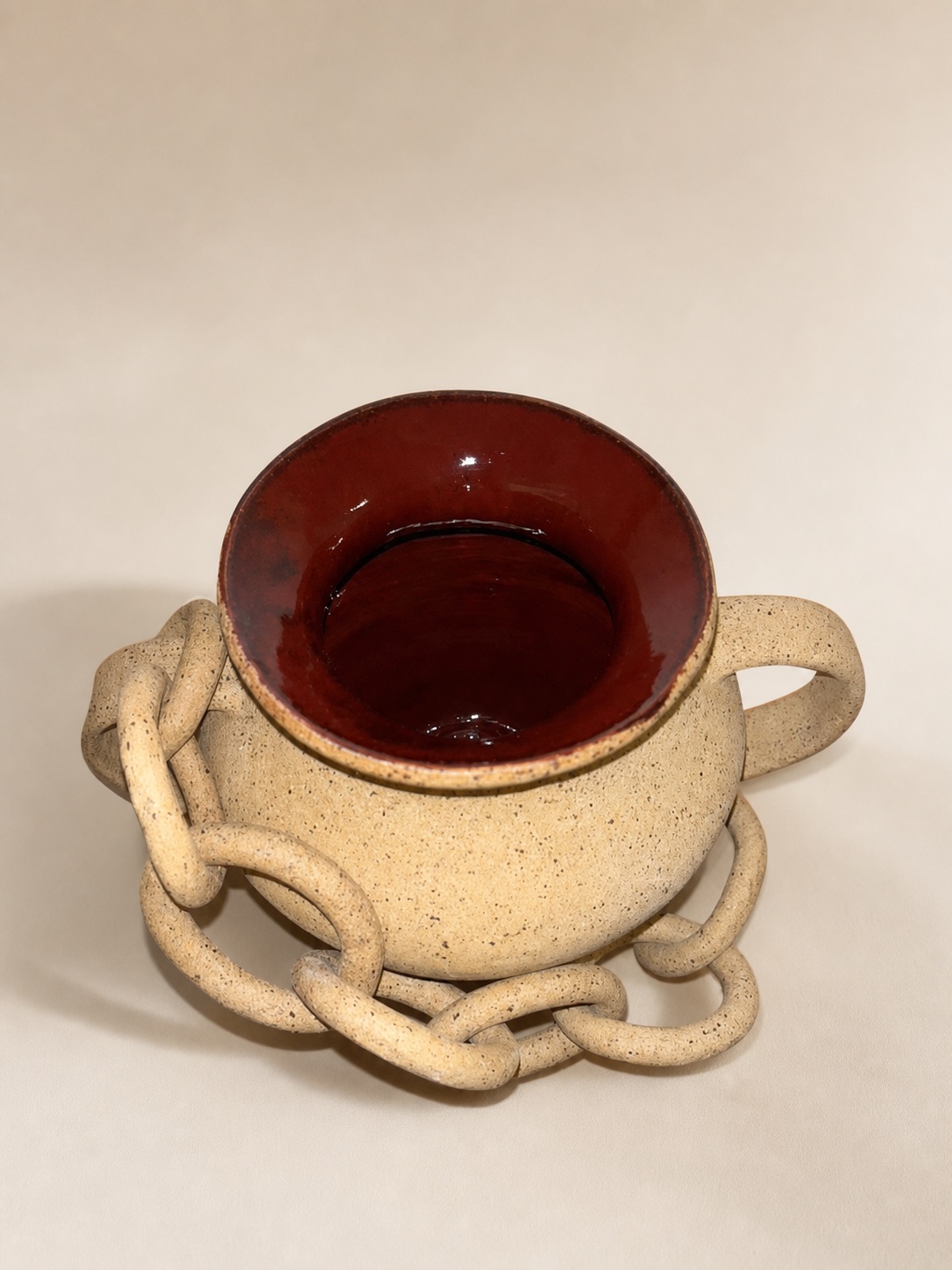 A ceramic chain pot.
