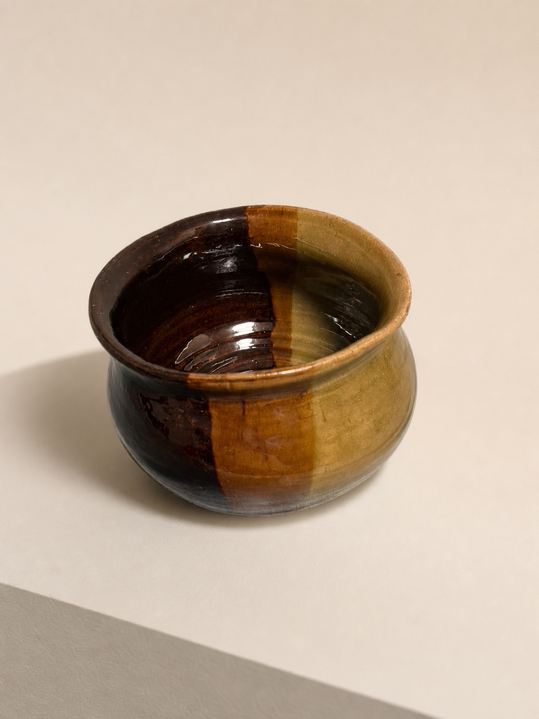 A three-colour planter.